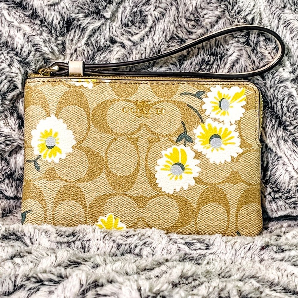 NWOT - COACH CORNER ZIP WRISTLET IN SIGNATURE CANVAS WITH DAISY PRINT (C3360)